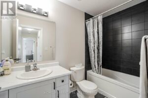 63 PROGRESS CRES, Kitchener, Ontario Bath Room 2