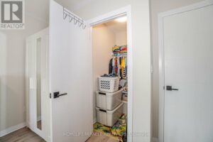 63 PROGRESS CRES, Kitchener, Ontario Bed Room 2 Wardrobe