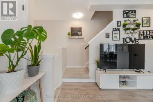 63 PROGRESS CRES, Kitchener, Ontario Stairs